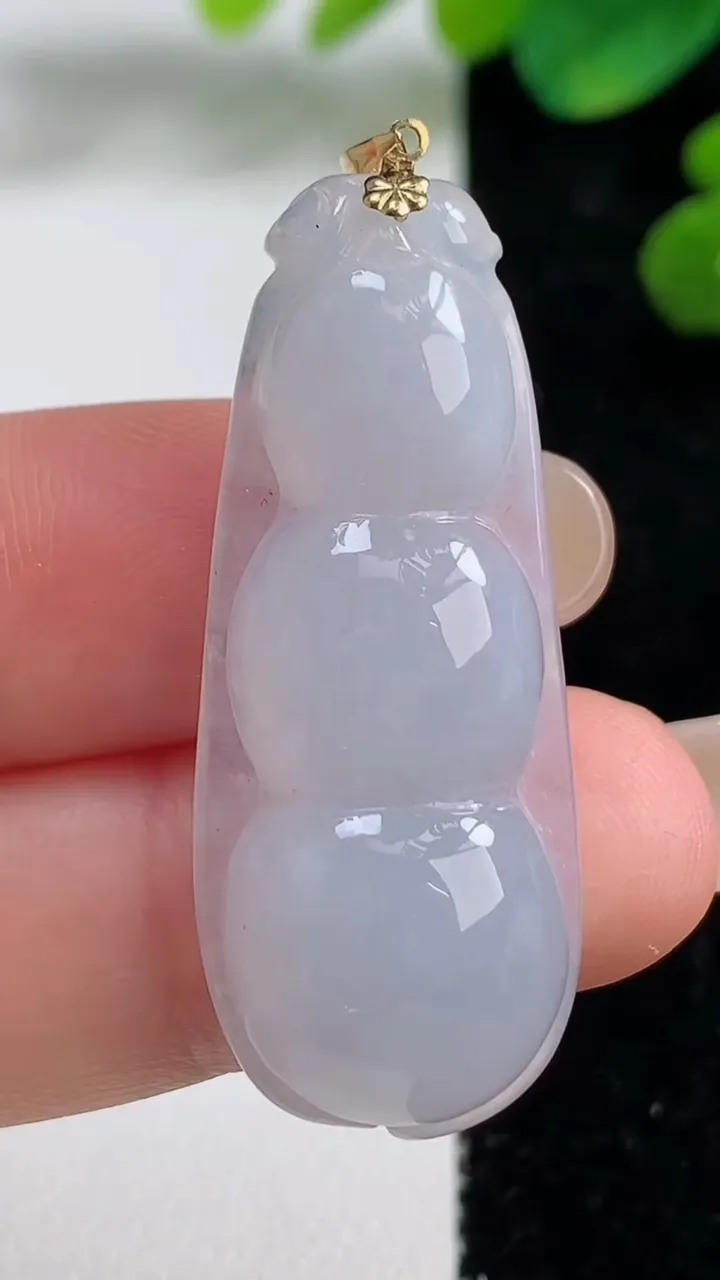 天然A货翡翠种白冰福豆吊坠，尺寸39.4-16-7，重量:7.44g
9月4日
