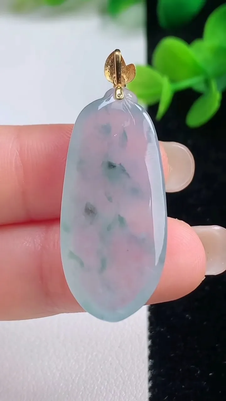 天然A货翡翠种飘花福瓜吊坠，尺寸33.3-15.3-6，重量:6.88g
9月4日