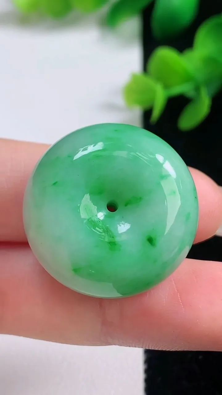天然A货翡翠平安扣吊坠，尺寸25.6-13，重量:18.54g
9月4日