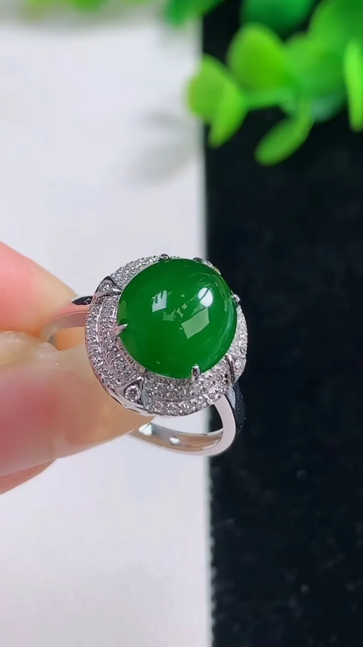 天然A货翡翠蛋面戒指，尺寸17.8-10.2-9，重量:4.38g2025年9月4日
工厂直销收藏佳品,种好水足，色泽均匀，有种有色，上手高大气！