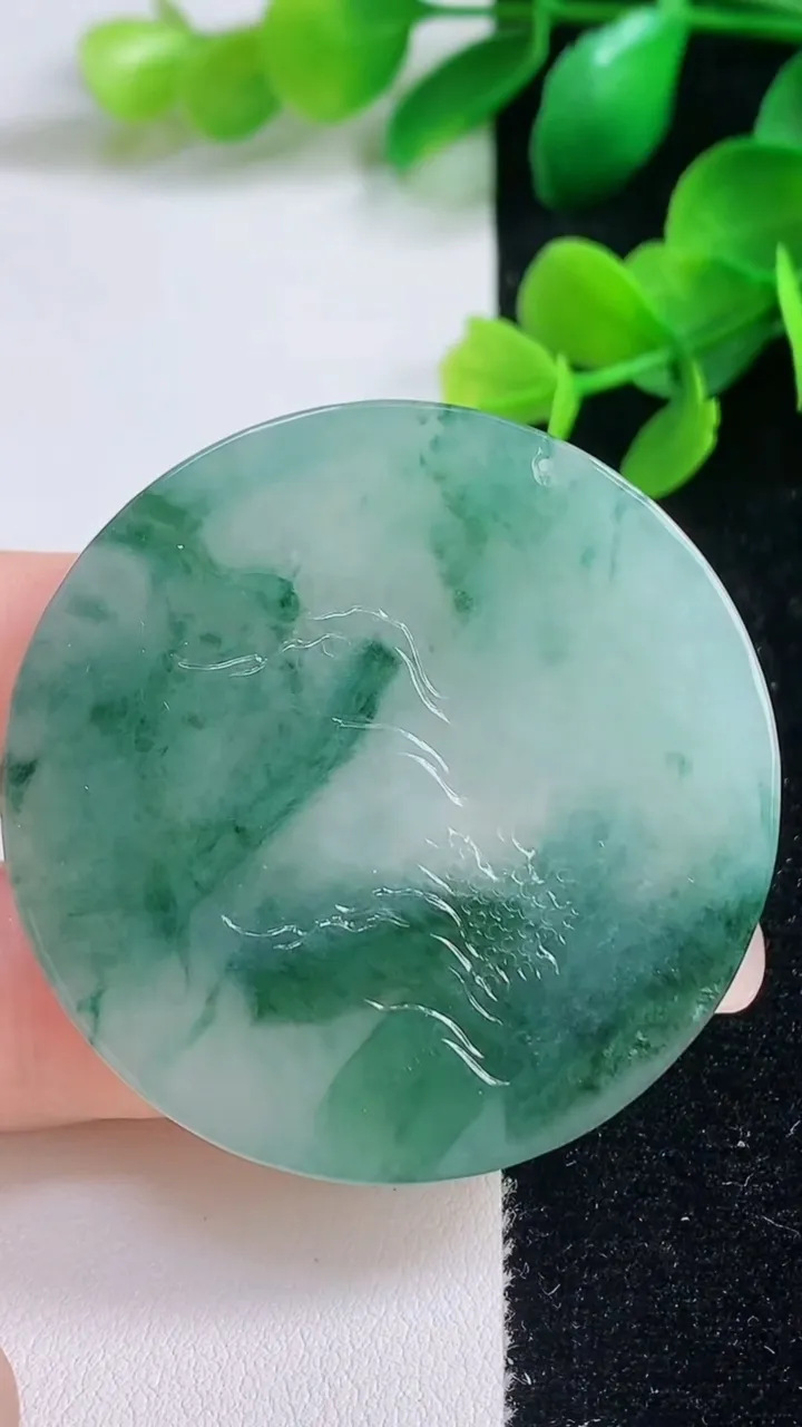 天然A货翡翠山水牌吊坠，尺寸46-4.3，重量:24.38g
9月4日
