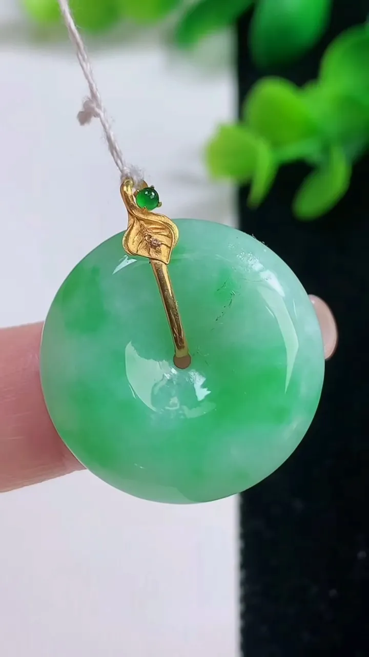天然A货翡翠平安扣吊坠，尺寸23-6，重量:7.08g
9月4日