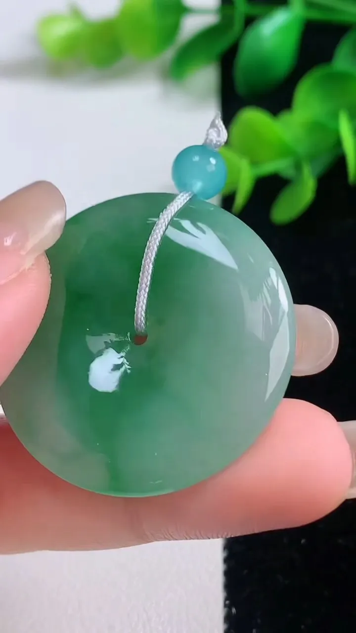 天然A货翡翠平安扣吊坠，尺寸33.7-5.3，重量:13.35g
9月4日