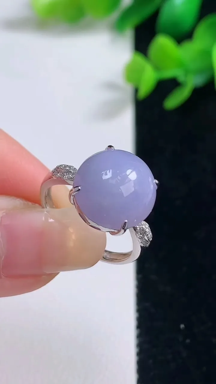 天然A货翡翠18k金紫罗兰蛋面戒指，尺寸18.8-13-12，重量:4.58g2025年9月4日
工