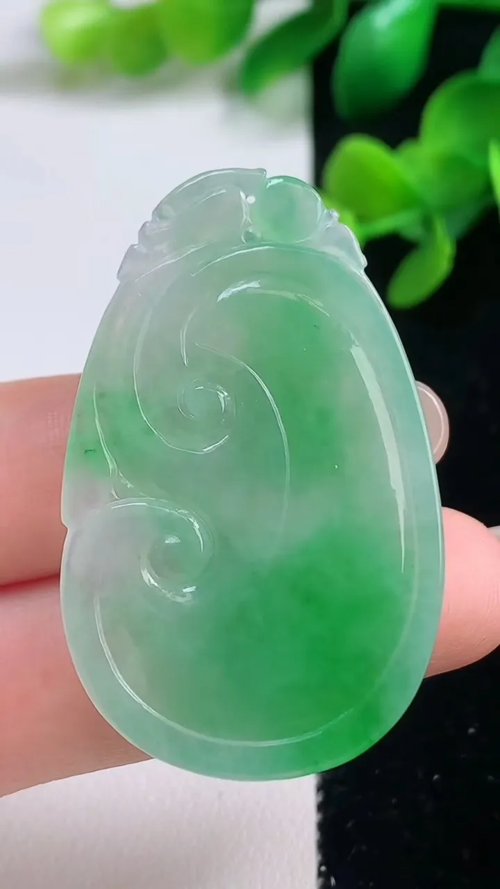 天然A货翡翠如意吊坠，尺寸45-28-4.3，重量:10.07g
9月4日