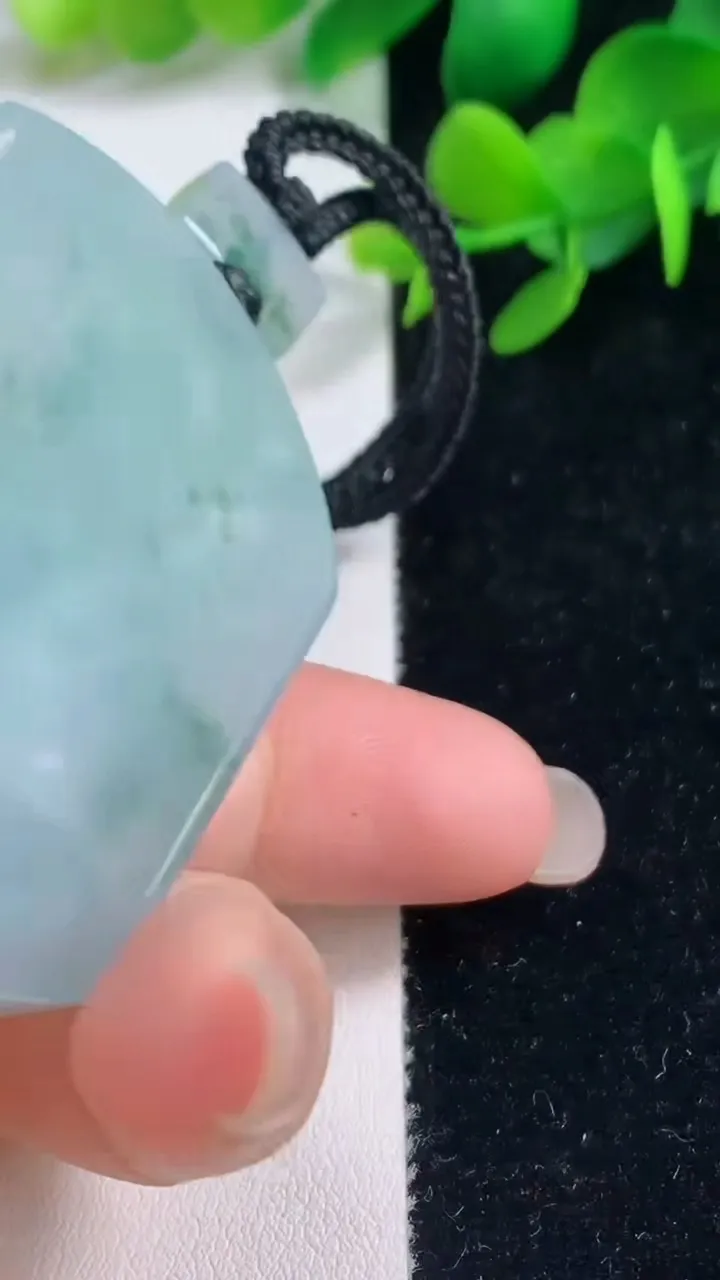 天然A货翡翠种飘花仿古无事牌吊坠，尺寸52.3-41.4-8，重量:55.64g
9月4日