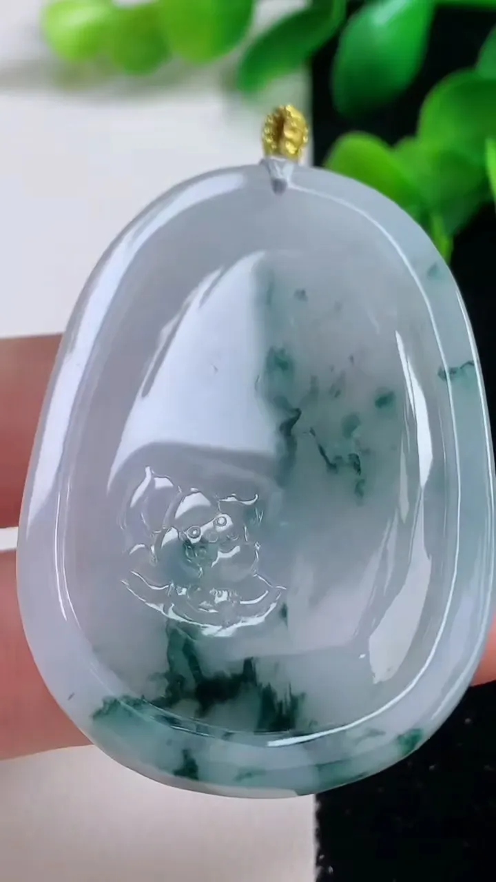 天然A货翡翠冰种飘花生肖虎吊坠，尺寸52-36.4-6.3，重量:25.90g
9月4日
