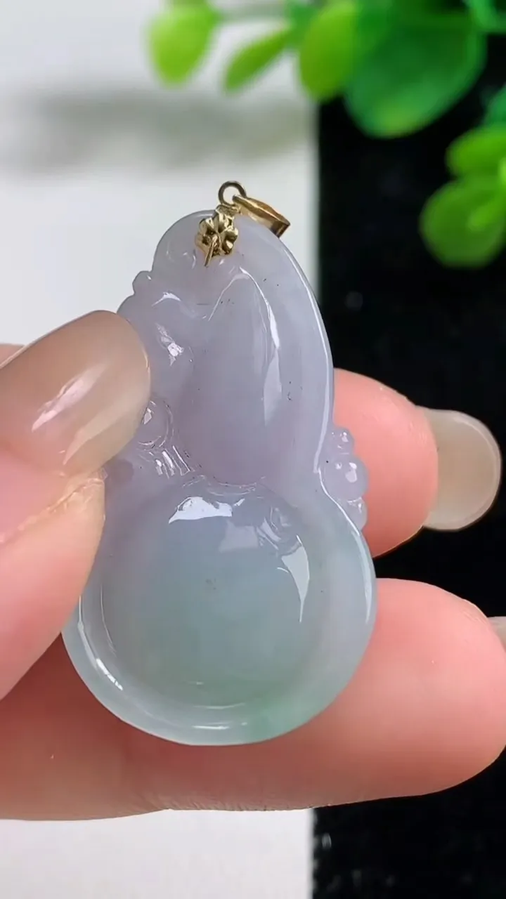 天然A货翡翠葫芦吊坠，尺寸33-19.3-7.2，重量:6.68g
9月4日