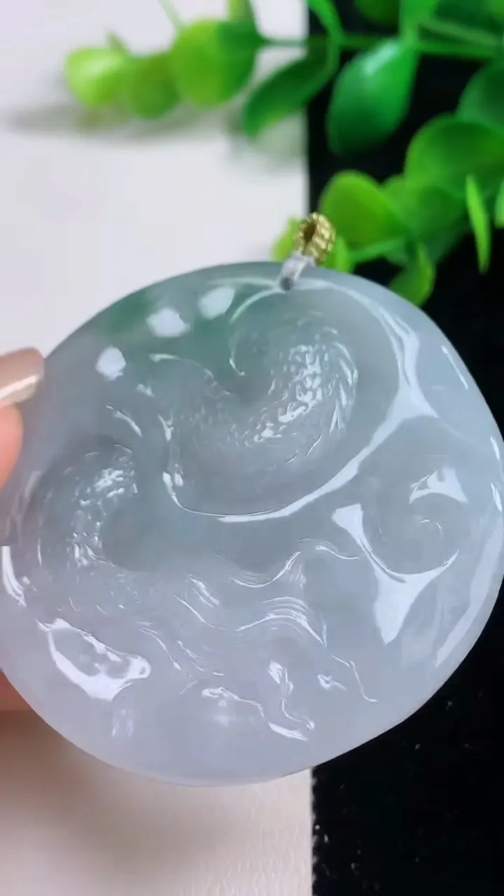 天然A货翡翠冰种飘花龙牌吊坠，尺寸50.8-8，重量:38.80g
9月4日