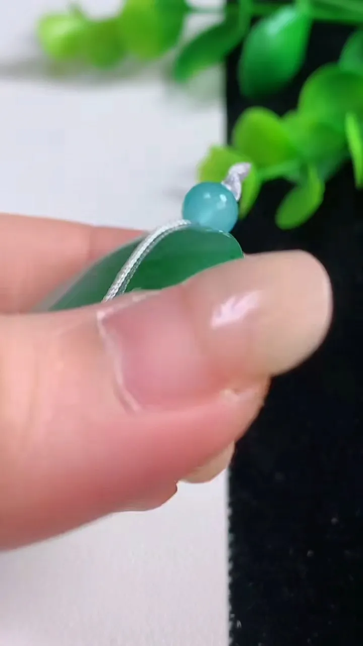 天然A货翡翠平安扣吊坠，尺寸33.7-5.3，重量:13.35g
9月4日
