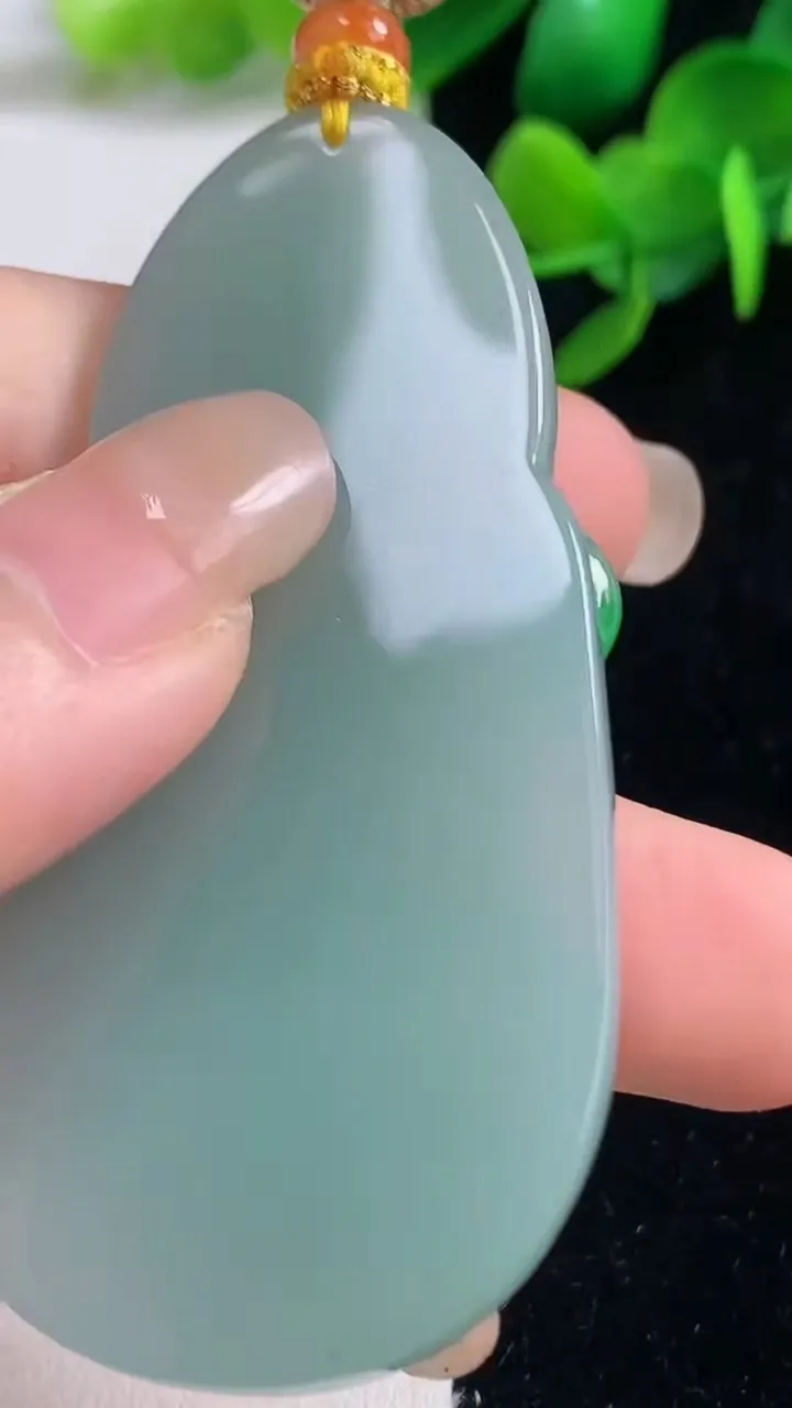 天然A货翡翠大势至观音菩萨吊坠，尺寸62.3-62.5-7.2，重量:36.23g
9月4日
