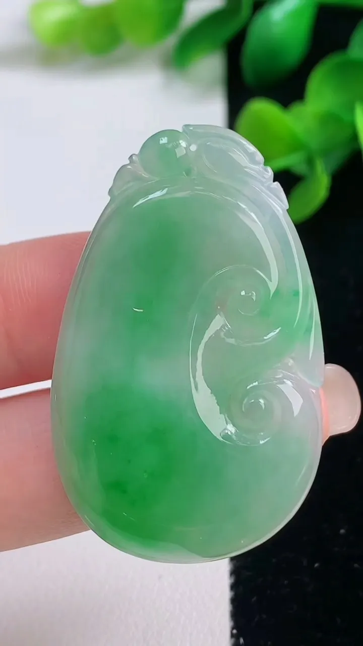 天然A货翡翠如意吊坠，尺寸45-28-4.3，重量:10.07g
9月4日