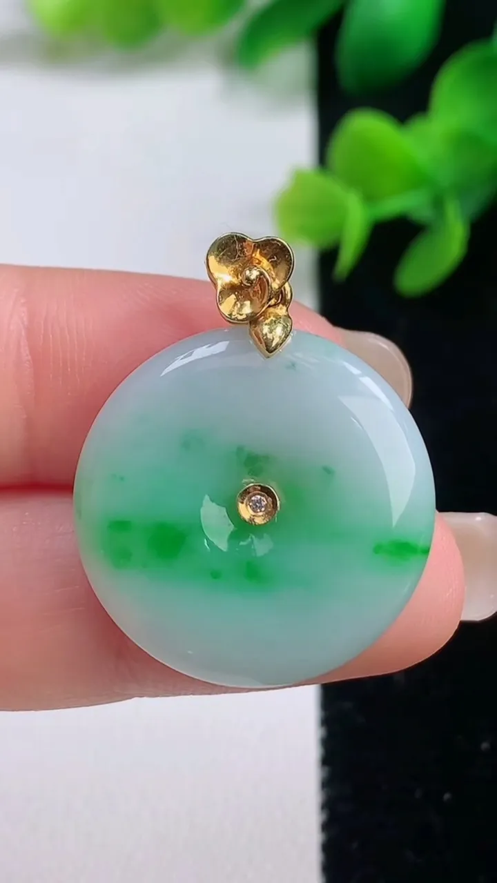天然A货翡翠平安扣吊坠，尺寸23.4-4.5，重量:6.74g
9月4日