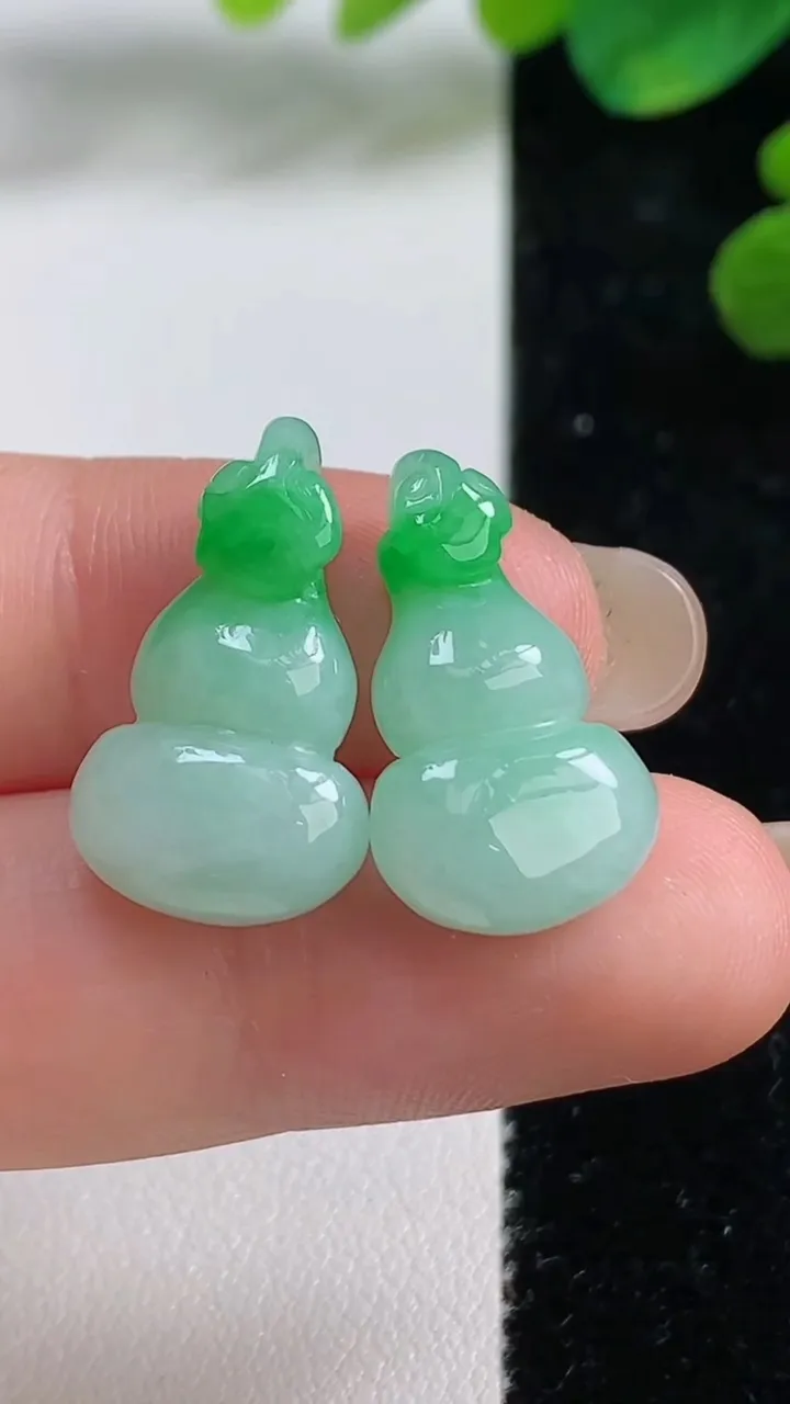 天然A货翡翠葫芦吊坠一对，尺寸21-12.2-6，重量:4.93g
9月4日