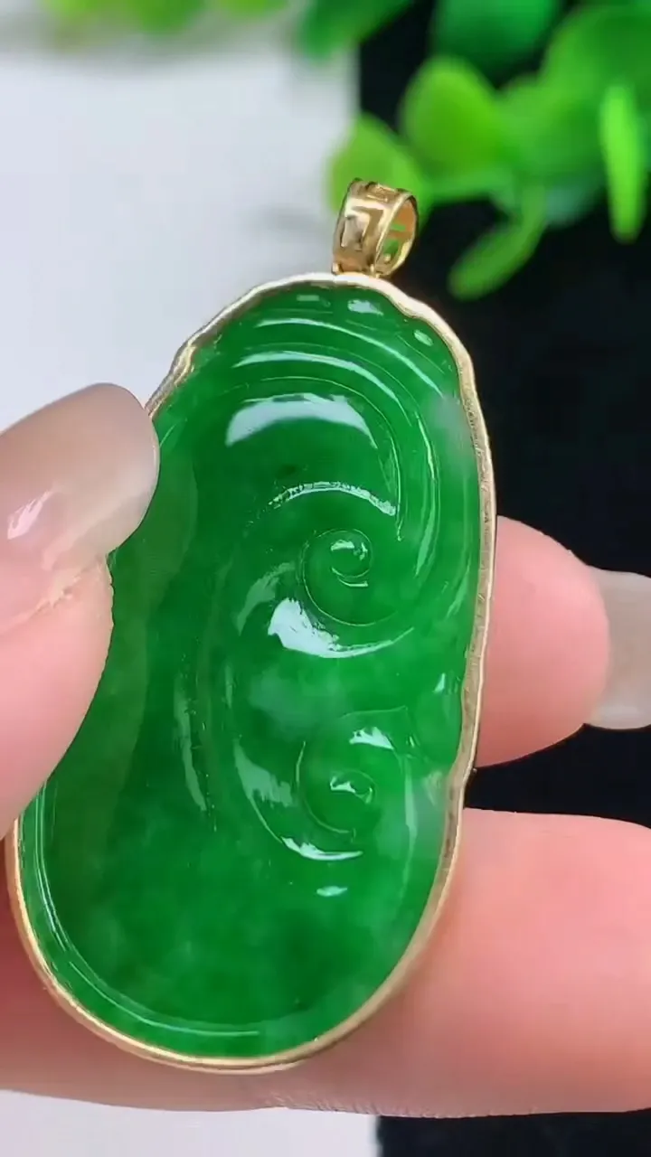 天然A货翡翠如意吊坠，尺寸39-21.6-3.2，重量:7.50g
9月4日