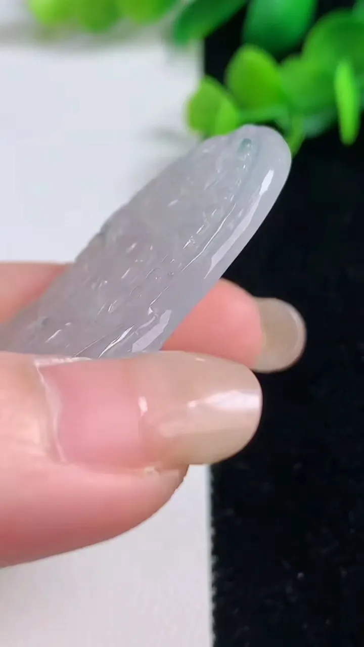 天然A货翡翠种飘花千手观音吊坠，尺寸659.6-32.4-5.2，重量:20.91g
9月4日