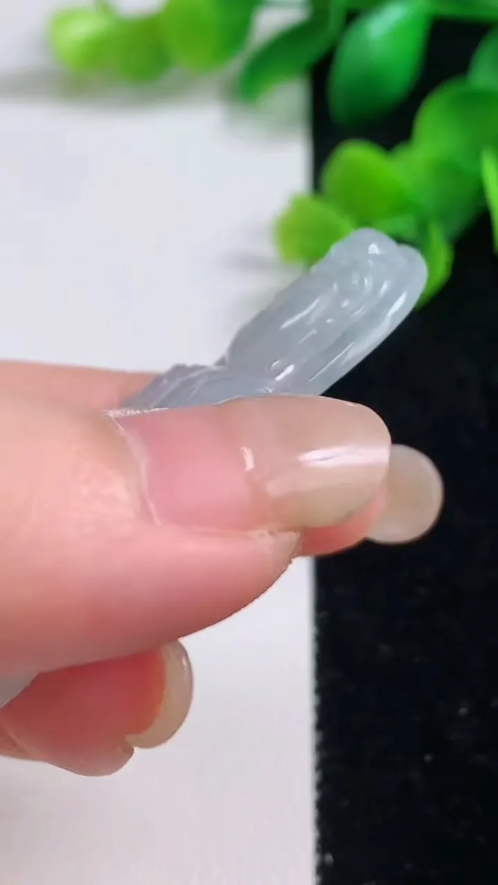天然A货翡翠冰种飘花观音菩萨吊坠，尺寸59-27.2-5，重量:14.65g
9月4日