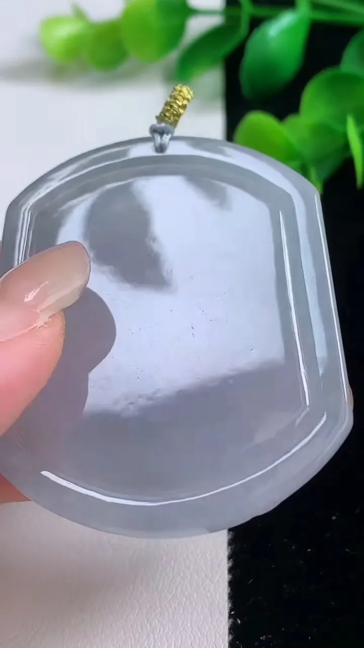 天然A货翡翠乌鸡种一念之间吊坠，尺寸51.6-43.6-5，重量:28.04g
9月4日