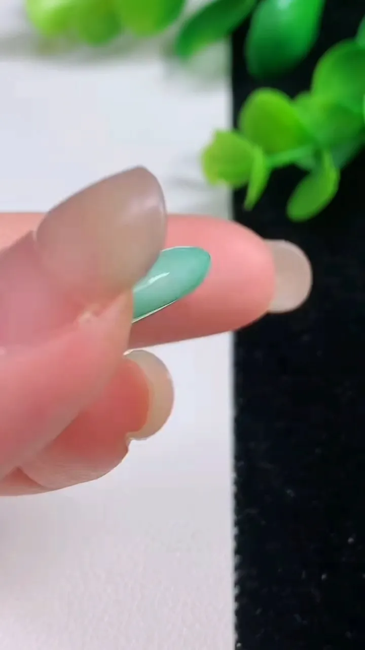 天然A货翡翠平安扣吊坠，尺寸26.7-5，重量:8.15g
9月4日