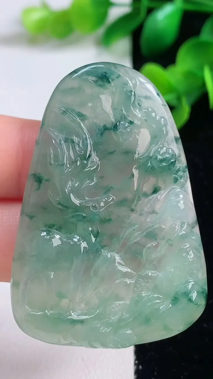 天然A货翡翠冰种飘花梅花鹿吊坠，尺寸52-36.4-5.8，重量:22.04g
9月4日