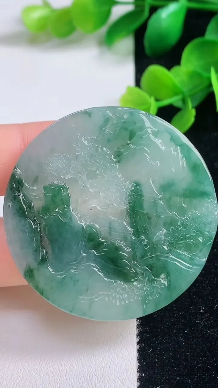 天然A货翡翠山水牌吊坠，尺寸46-4.3，重量:24.38g
9月4日