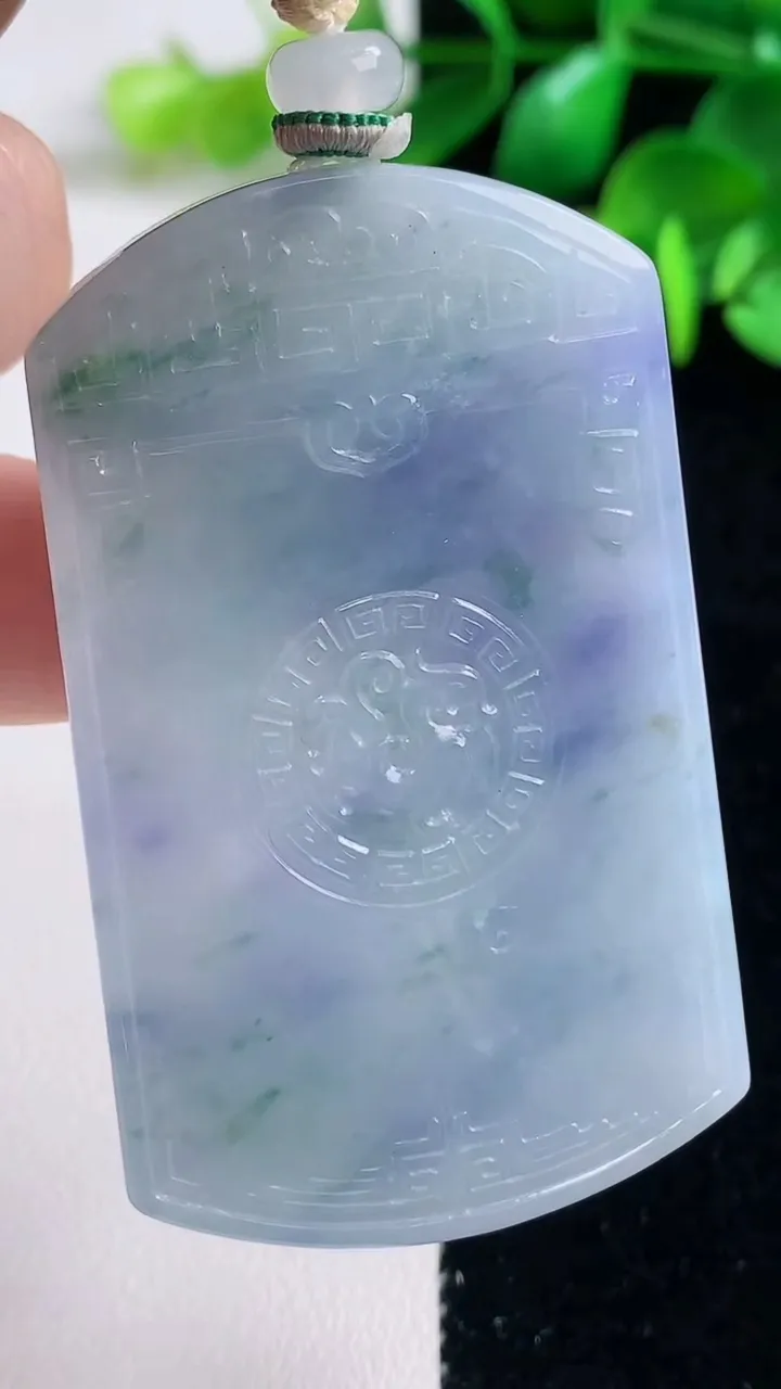 天然A货翡翠紫罗兰飘花仿古无事牌吊坠，尺寸58.3-34.8-6.6，重量:44.72g
9月4日