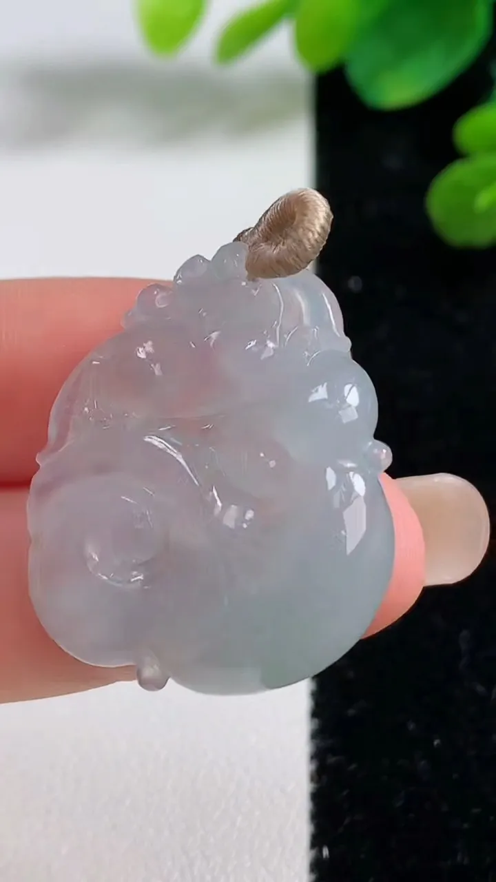 天然A货翡翠今非昔比 蜥蜴吊坠，尺寸29.3-25.3-5，重量:6.77g
9月5日