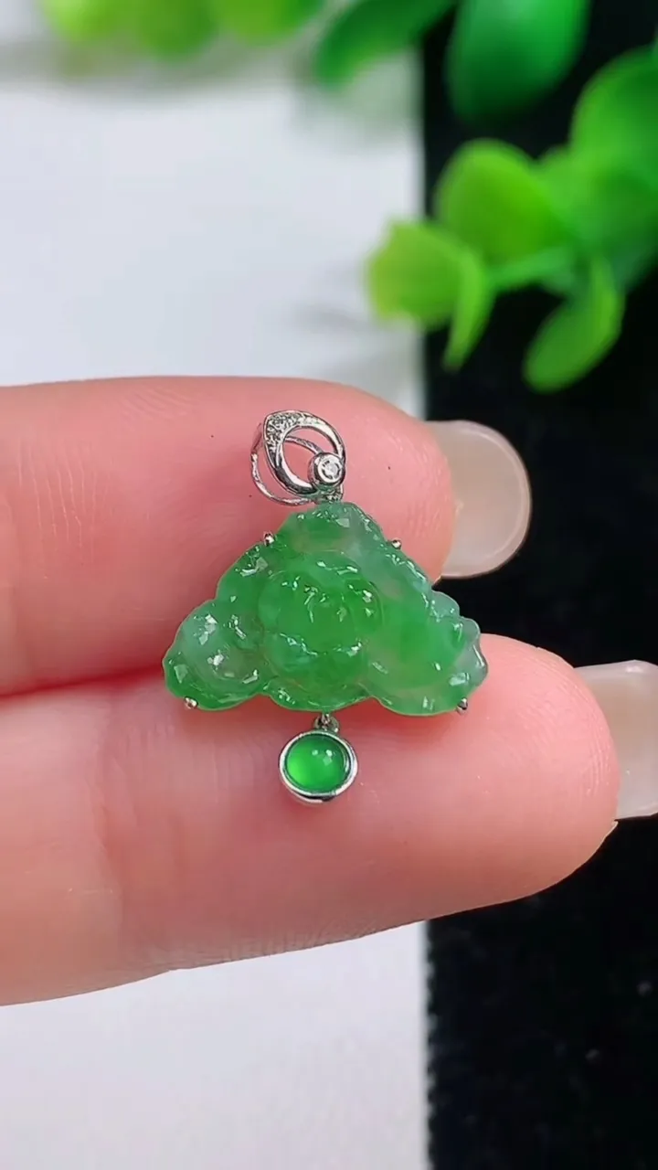 天然A货翡翠和和美美 荷花吊坠，尺寸13.8-15-3，重量:1.13g
9月4日
