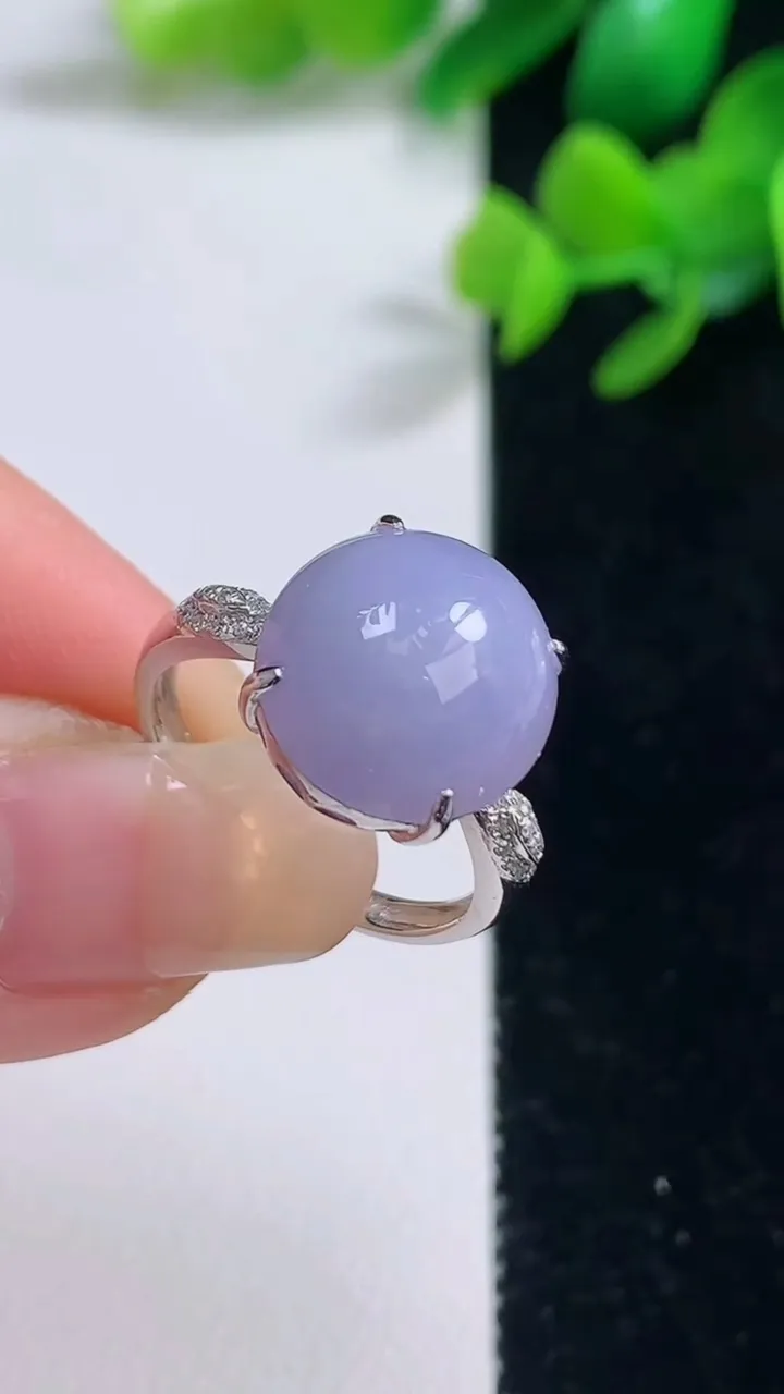 天然A货翡翠18k金紫罗兰蛋面戒指，尺寸18.8-13-12，重量:4.58g2025年9月4日
工厂直销收藏佳品,种好水足，色泽均匀，有种有色，上手高大气！