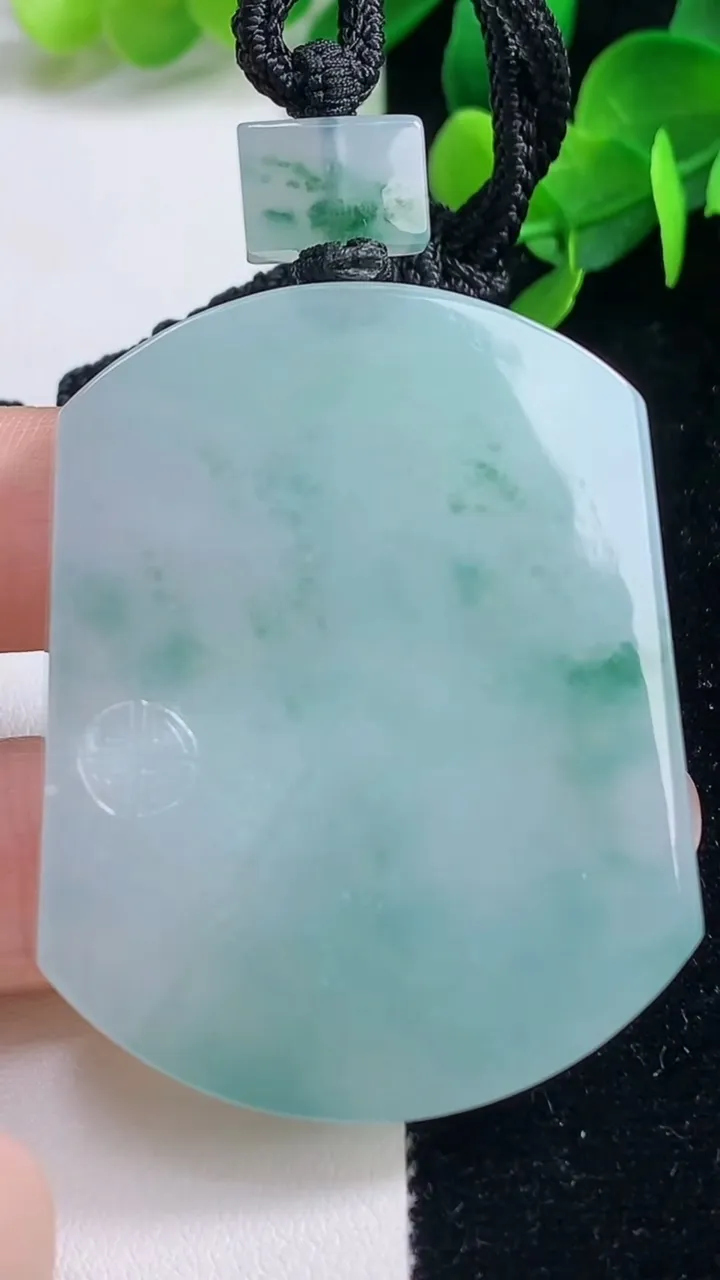 天然A货翡翠种飘花仿古无事牌吊坠，尺寸52.3-41.4-8，重量:55.64g
9月4日