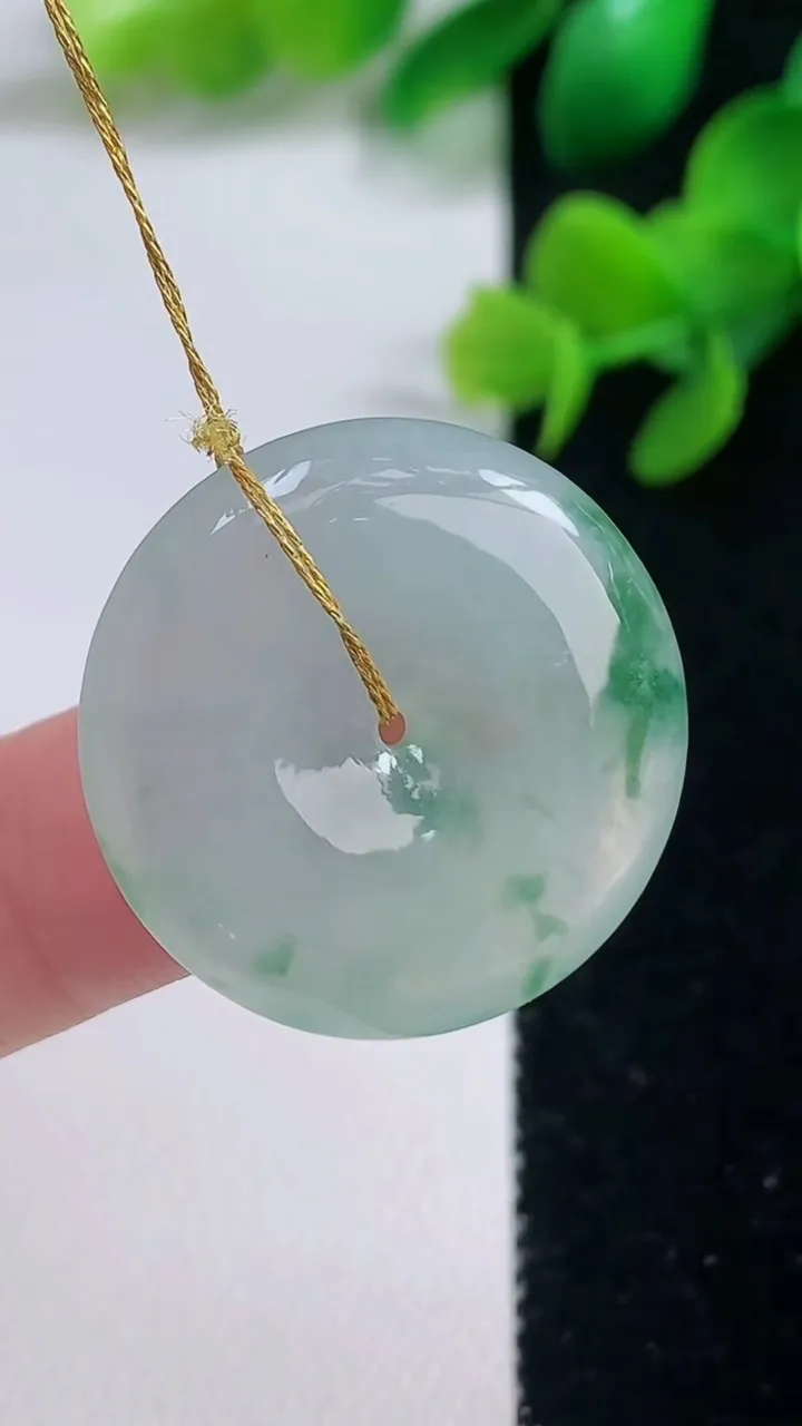 天然A货翡翠平安扣吊坠，尺寸25.5-5，重量:7.67g
9月4日