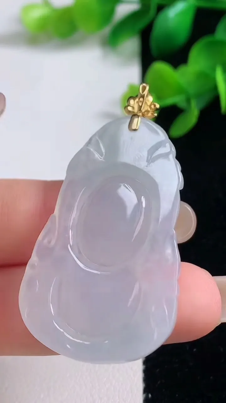天然A货翡翠种白冰观音头吊坠，尺寸32.4-26.5-5.6，重量:11.66g
9月4日