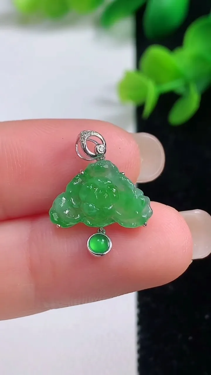 天然A货翡翠和和美美 荷花吊坠，尺寸13.8-15-3，重量:1.13g
9月4日