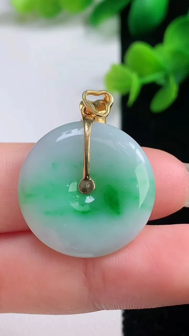 天然A货翡翠平安扣吊坠，尺寸23.4-4.5，重量:6.74g
9月4日