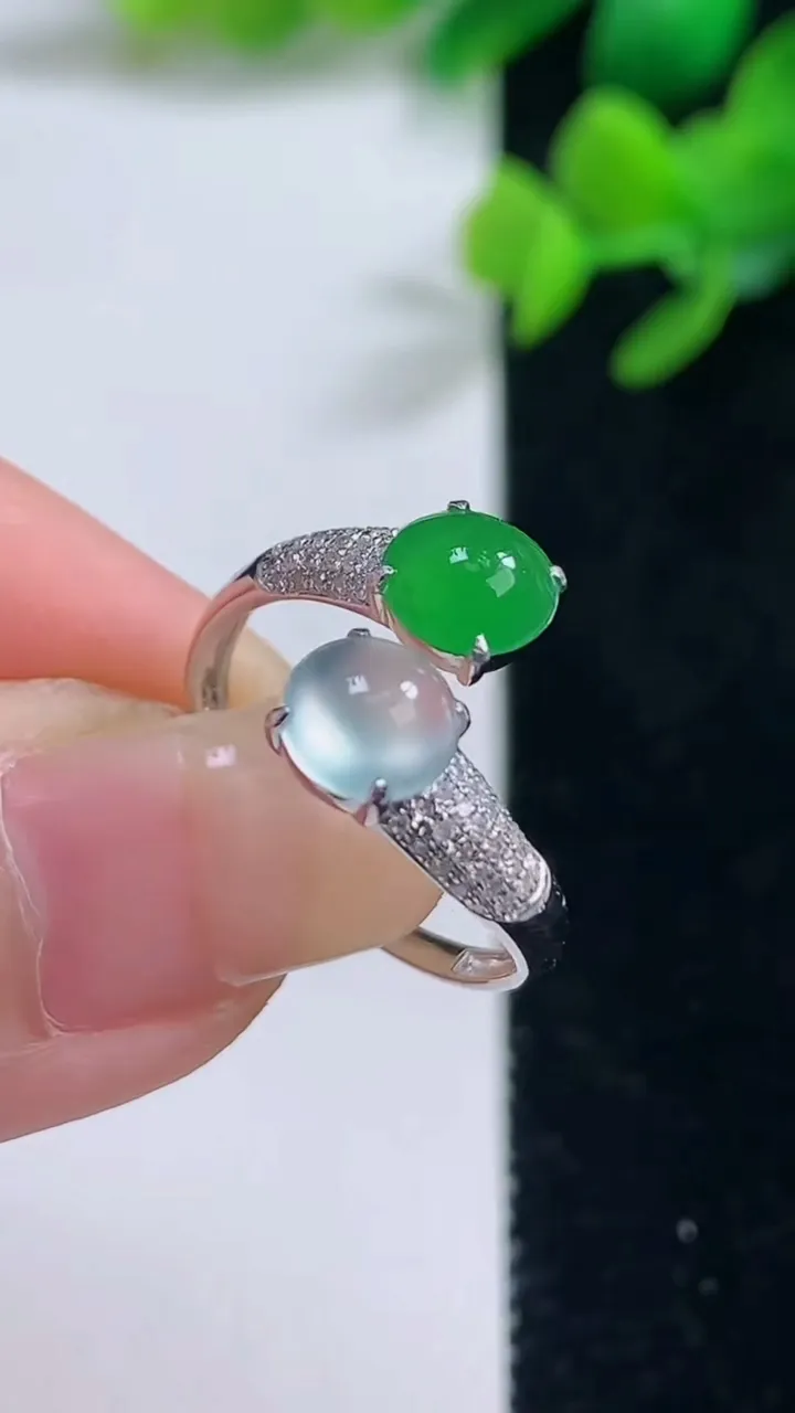 天然A货翡翠蛋面戒指，尺寸6.2，重量:1.96g2025年9月4日
工厂直销收藏佳品,种好水足，色泽均匀，有种有色，上手高大气！