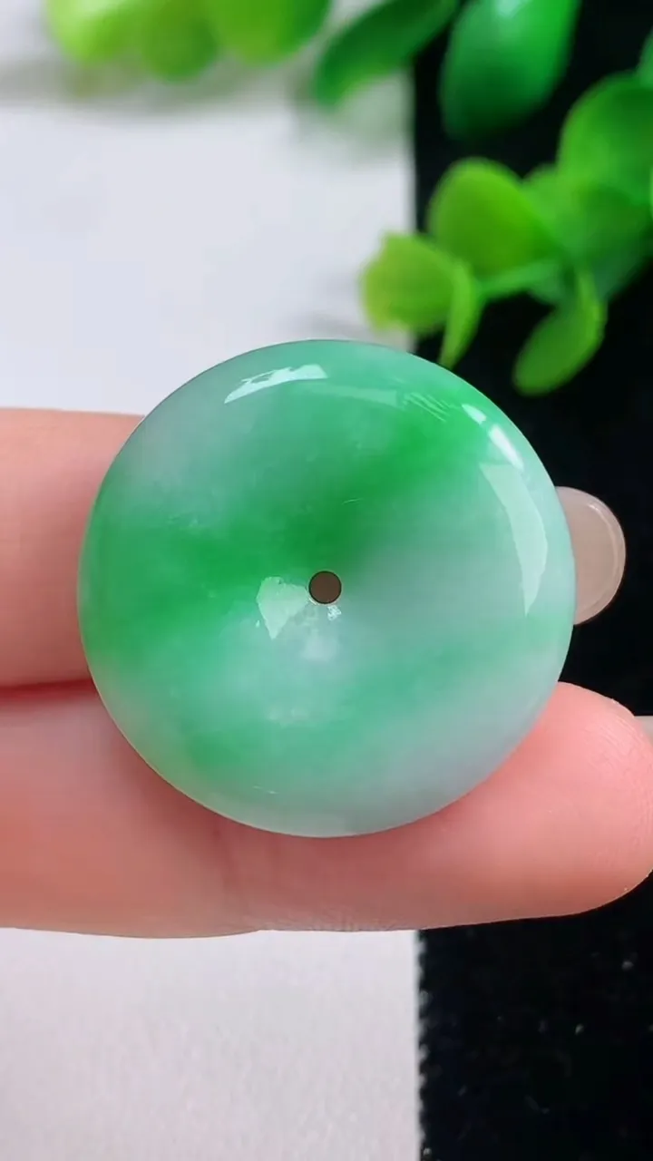 天然A货翡翠平安扣吊坠，尺寸26.7-5，重量:8.15g
9月4日