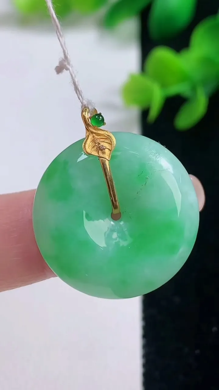 天然A货翡翠平安扣吊坠，尺寸23-6，重量:7.08g
9月4日