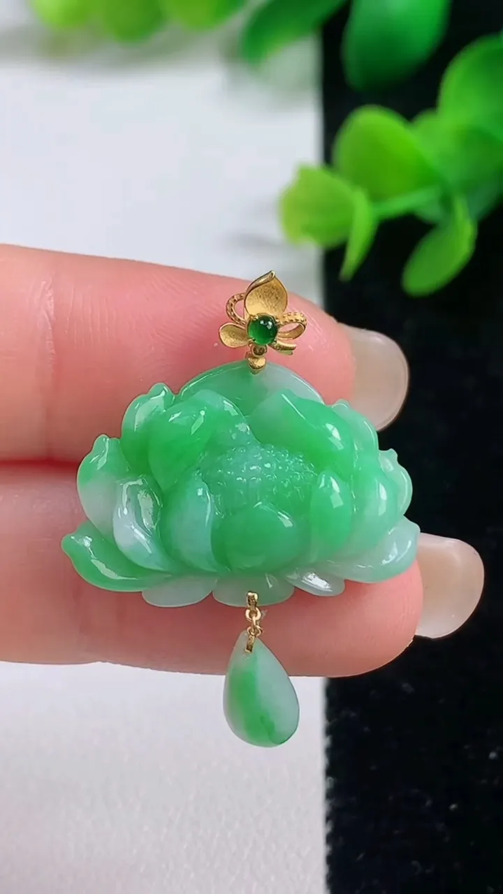 天然A货翡翠和和美美 荷花吊坠，尺寸33-24.8-6.3，重量:4.17g
9月4日