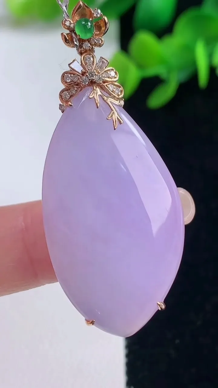 天然A货翡翠18k金紫罗兰福瓜吊坠，尺寸36.6-20.2-7.8，重量:8.20g
9月4日
