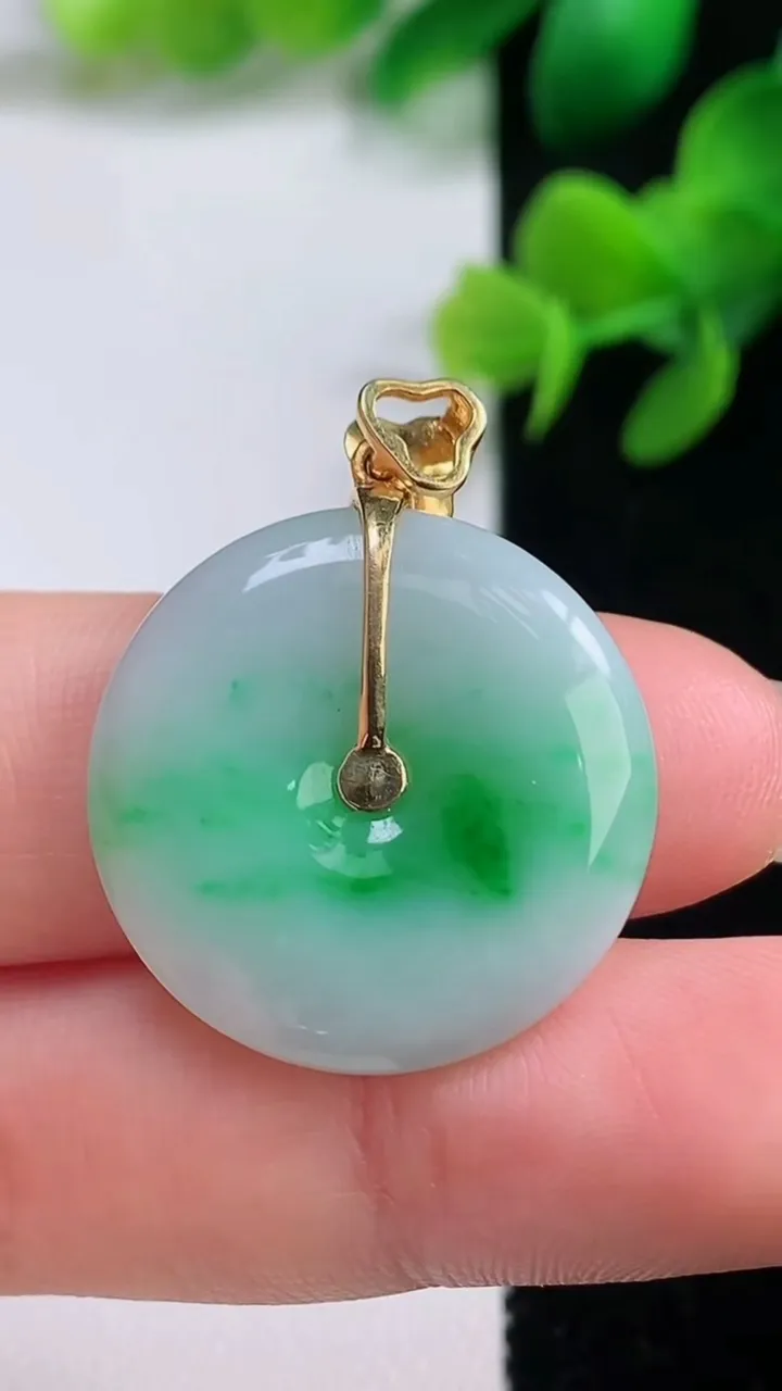 天然A货翡翠平安扣吊坠，尺寸23.4-4.5，重量:6.74g
9月4日