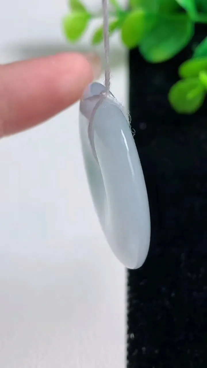 天然A货翡翠飘花平安扣吊坠，尺寸32.4-5.7，重量:12.92g
9月4日