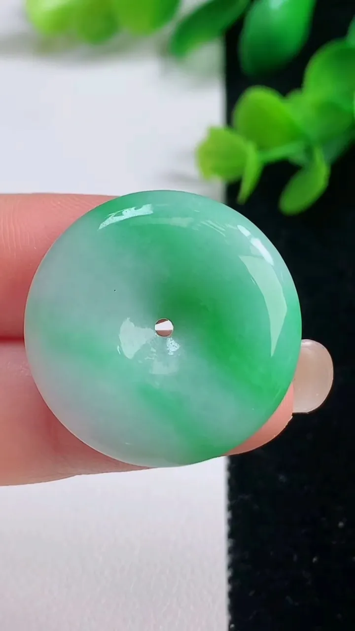 天然A货翡翠平安扣吊坠，尺寸26.7-5，重量:8.15g
9月4日
