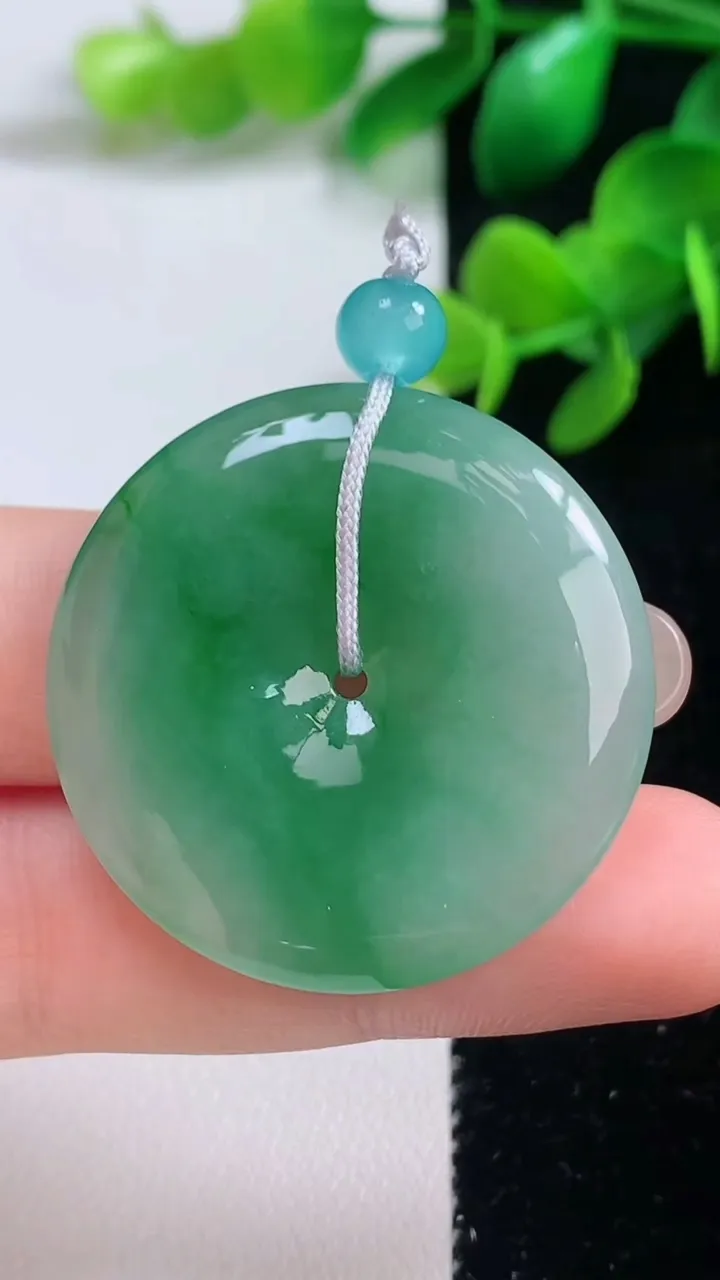 天然A货翡翠平安扣吊坠，尺寸33.7-5.3，重量:13.35g
9月4日