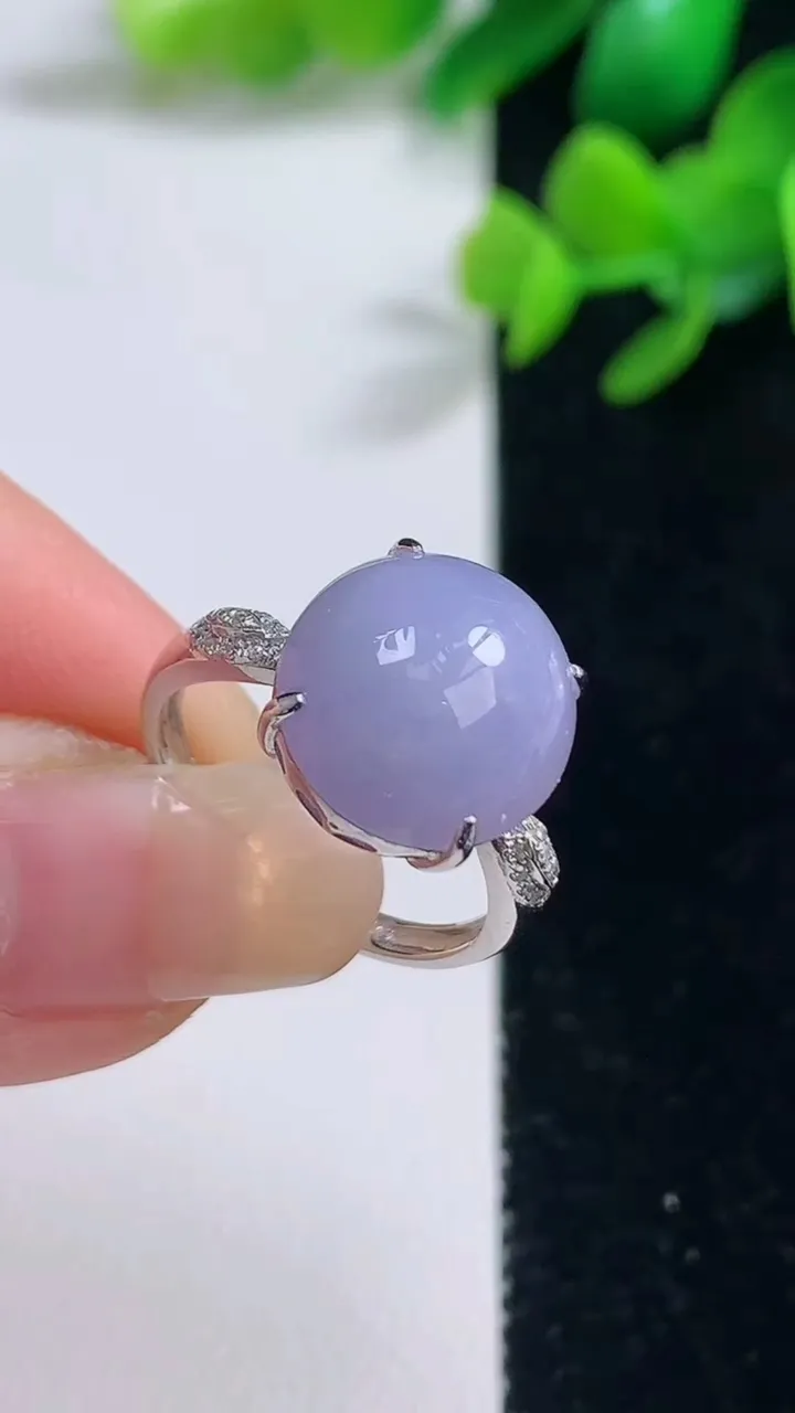 天然A货翡翠18k金紫罗兰蛋面戒指，尺寸18.8-13-12，重量:4.58g2025年9月4日
工