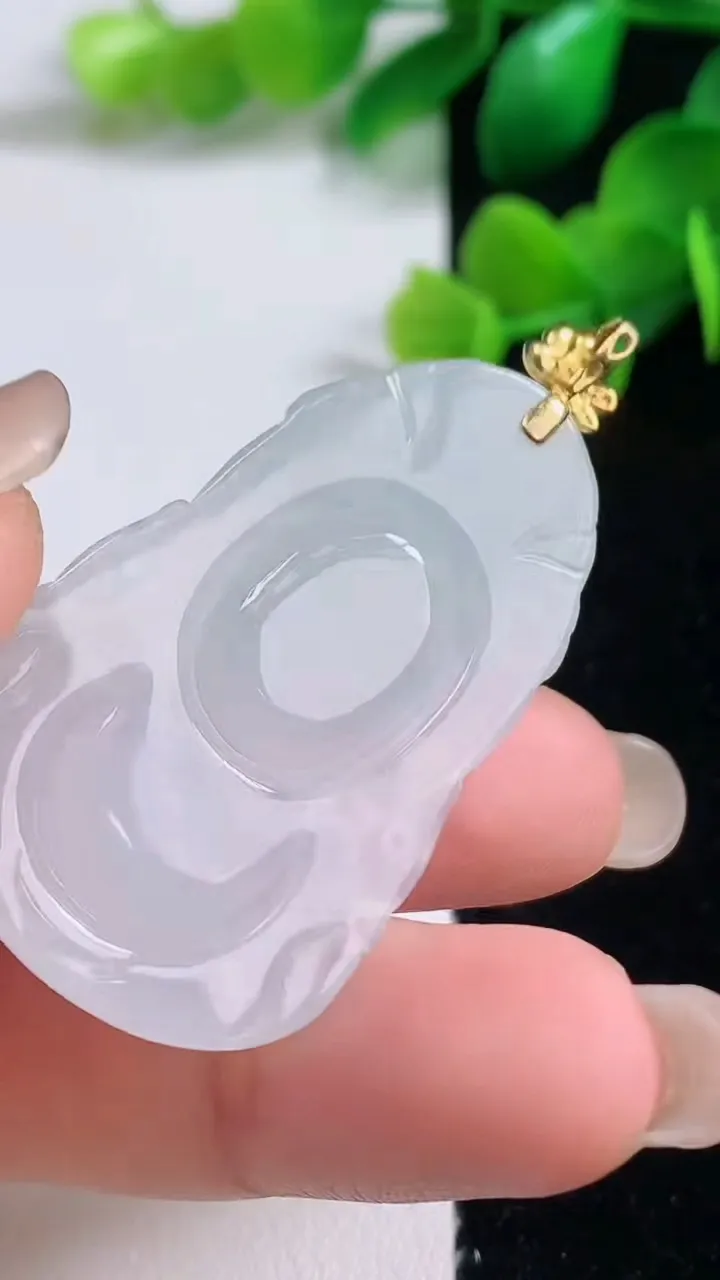 天然A货翡翠种白冰观音头吊坠，尺寸32.4-26.5-5.6，重量:11.66g
9月4日