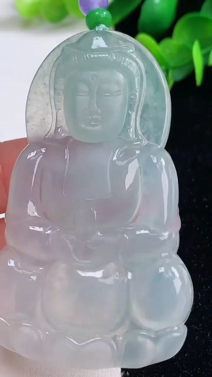 天然A货翡翠正装观音菩萨吊坠，尺寸69.3-42.3-5.6，重量:33.35g
9月4日