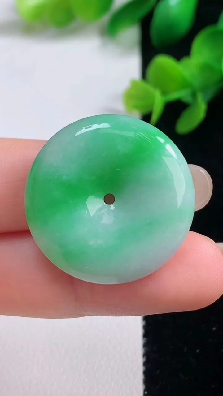 天然A货翡翠平安扣吊坠，尺寸26.7-5，重量:8.15g
9月4日