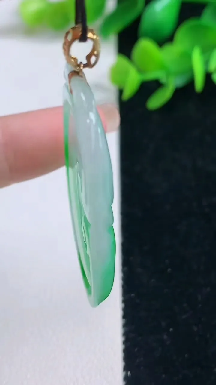 天然A货翡翠如意吊坠，尺寸47-29-4.6，重量:12.64g
9月4日