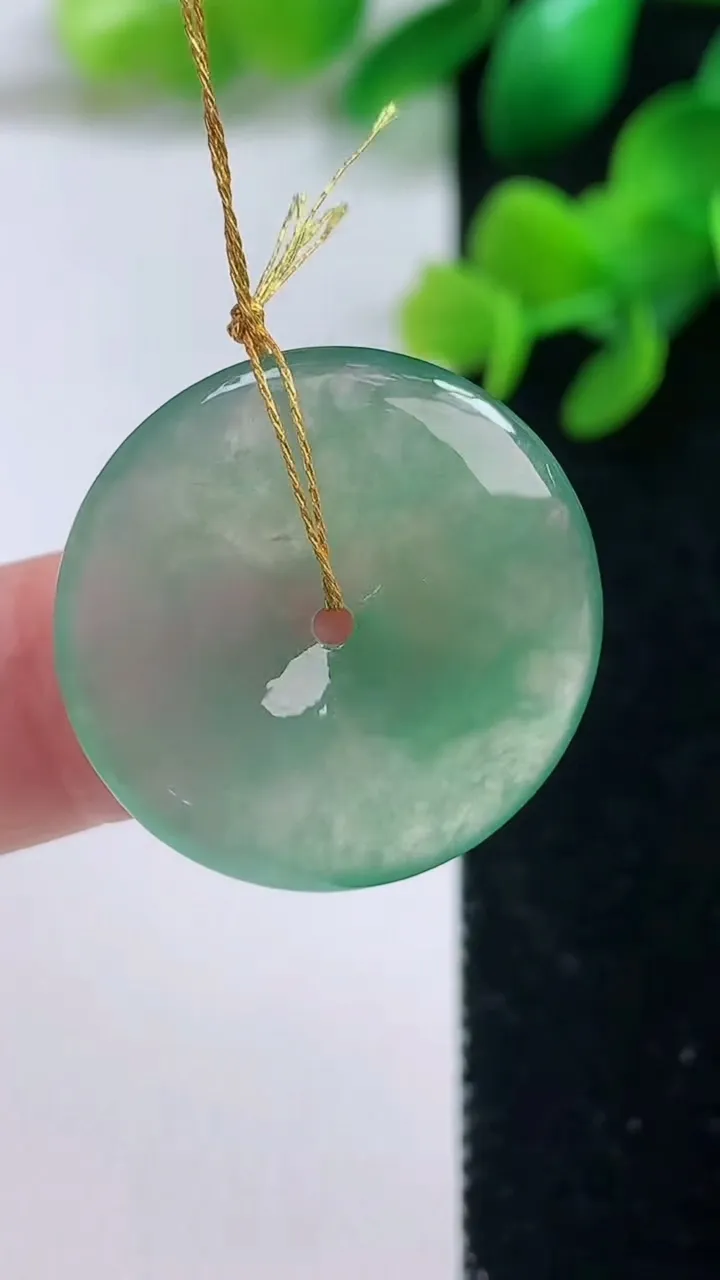 天然A货翡翠平安扣吊坠，尺寸24-4，重量:5.40g
9月4日