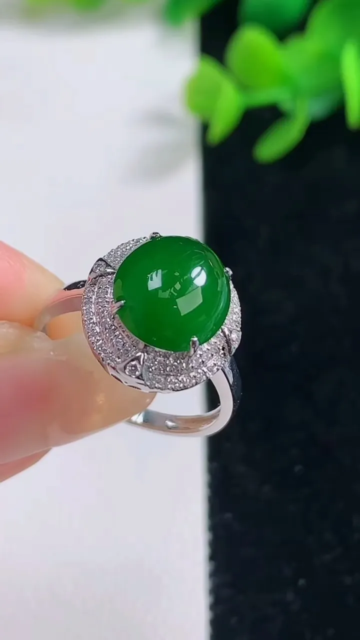 天然A货翡翠蛋面戒指，尺寸17.8-10.2-9，重量:4.38g2025年9月4日
工厂直销收藏佳